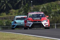 Sergey Afanasyev, SEAT León, Team Craft-Bamboo LUKOIL; Stefano Comini, Volkswagen Golf GTI TCR, Leop