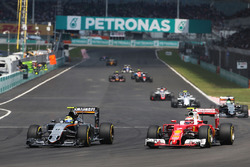 Sergio Perez, Sahara Force India F1, VJM09, und Kimi Räikkönen, Ferrari, SF16-H