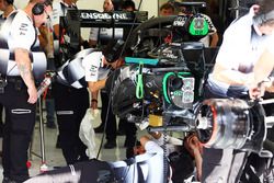 De McLaren MP4-31 van Stoffel Vandoorne, McLaren wordt onder handen genomen door zijn monteurs