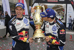 I vincitori Sébastien Ogier, Julien Ingrassia, Volkswagen Polo WRC, Volkswagen Motorsport con il tro