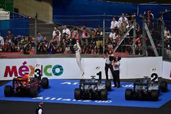 Le vainqueur Lewis Hamilton, Mercedes AMG F1 W07 Hybrid fête sa victoire dans le Parc Fermé