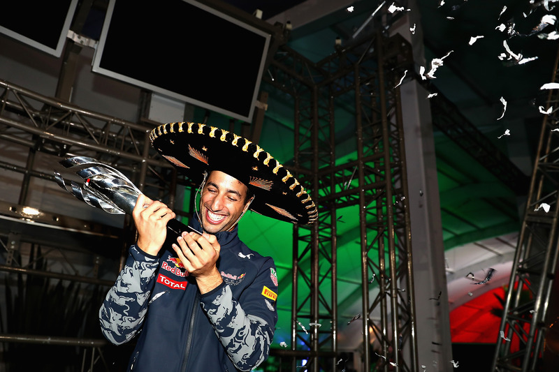 Daniel Ricciardo sonríe en su particular ceremonia de podio
