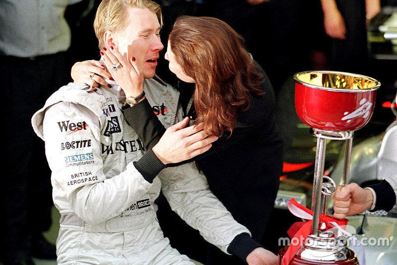 Mika Hakkinen, McLaren bacia la moglie Erja dopo aver vinto il campionato del Mondo Di F.1