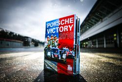 Porsche Victory 2016, boek geschreven door René de Boer en Tim Upietz