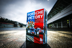 Buch Porsche Victory 2016 von René de Boer und Tim Upietz