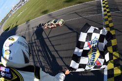 Kevin Harvick, Stewart-Haas Racing Chevrolet takes the win