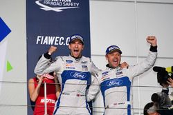 Podium GTE PRO: winnaars #67 Ford Chip Ganassi Racing Team UK Ford GT: Andy Priaulx, Harry Tincknell