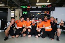 Le team Sahara Force India F1 fête la 3e place de Sergio Perez et la 6e de Nico Hulkenberg