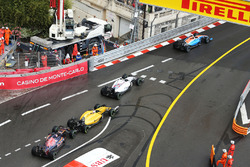 Daniil Kvyat, Scuderia Toro Rosso STR11 en Kevin Magnussen, Renault Sport F1 Team RS16 maken contact