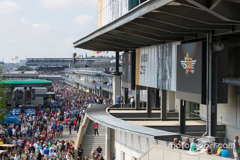 疯狂的百届Indy 500正赛日,观众早就填满整个后场