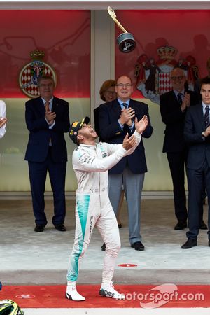 Le vainqueur Lewis Hamilton, Mercedes AMG F1 fête la victoire sur le podium