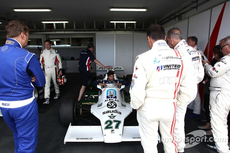 Daniel Ricciardo dentro da Williams de 1980
