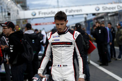 #911 Manthey Racing, Porsche 911 GT3 R: Kevin Estre back in pitlane after his crash