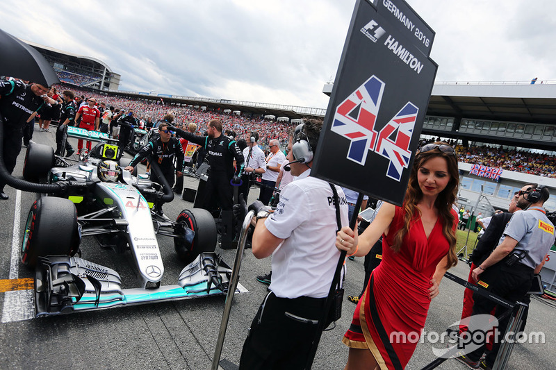 Lewis Hamilton, Mercedes AMG F1 W07 Hybrid in griglia