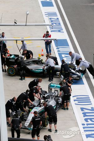 Lewis Hamilton, Mercedes AMG F1 Team W07 et Nico Rosberg, Mercedes AMG F1 Team W07 dans la voie des stands