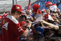 Kimi Raikkonen, Ferrari signs autographs for the fans