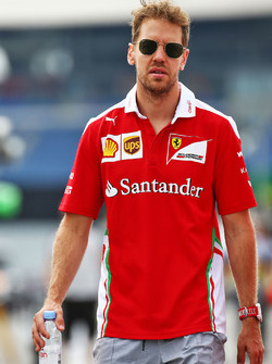 Sebastian Vettel, Ferrari camina por el circuito