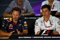 Christian Horner, jefe de equipo de carreras de Red Bull y Toto Wolff, Mercedes AMG F1 accionista y 