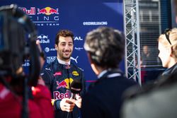 Daniel Ricciardo, Red Bull Racing, con i giornalisti