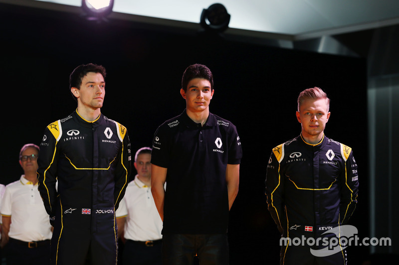 Jolyon Palmer, Renault F1 Team con Esteban Ocon, piloto de pruebas de Renault F1 Team y Kevin Magnus