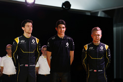 Jolyon Palmer, Renault F1 Team met Esteban Ocon, Renault F1 Team testrijder en Kevin Magnussen, Rena