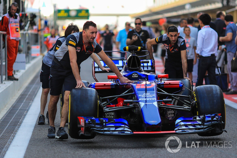 Scuderia Toro Rosso mechanics with Scuderia Toro Rosso STR12