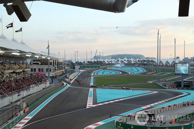 Valtteri Bottas, Mercedes-Benz F1 W08  leads at the start of the race as Kevin Magnussen, Haas F1 Te