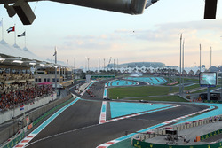 Valtteri Bottas, Mercedes-Benz F1 W08, pasa a Kevin Magnussen, Haas F1 Team VF-17