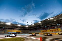 Felipe Massa, Williams FW40 leads Fernando Alonso, McLaren MCL32 and Carlos Sainz Jr., Renault Sport F1 Team RS17
