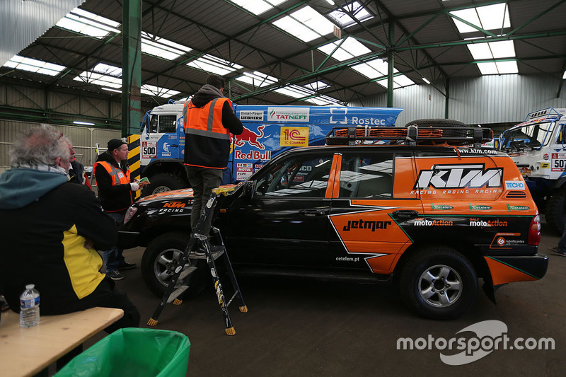 Teams prepare in Le Havre for the long trip to Lima, Peru