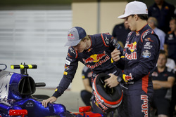 Photo d'équipe de la Scuderia Toro Rosso avec Pierre Gasly et Brendon Hartley