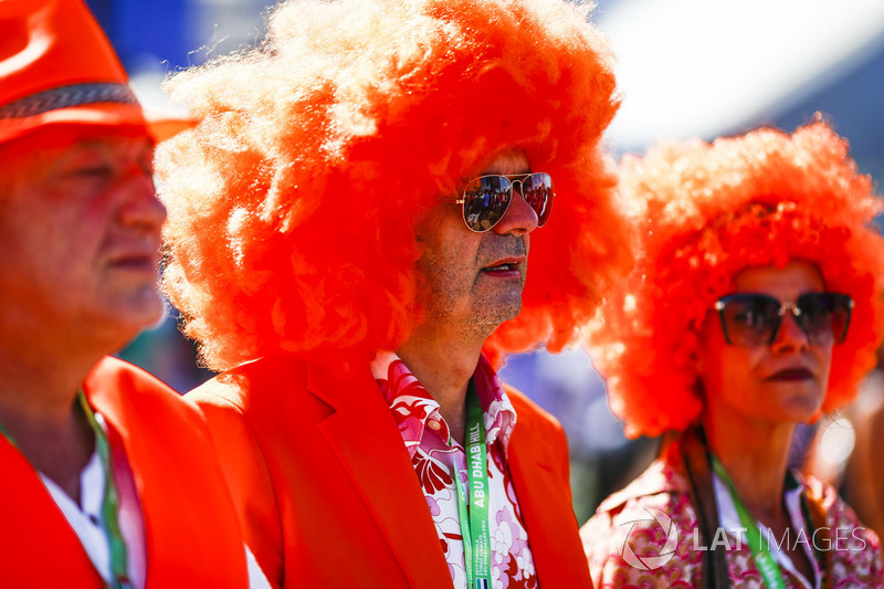 Aficionados holandeses en naranja