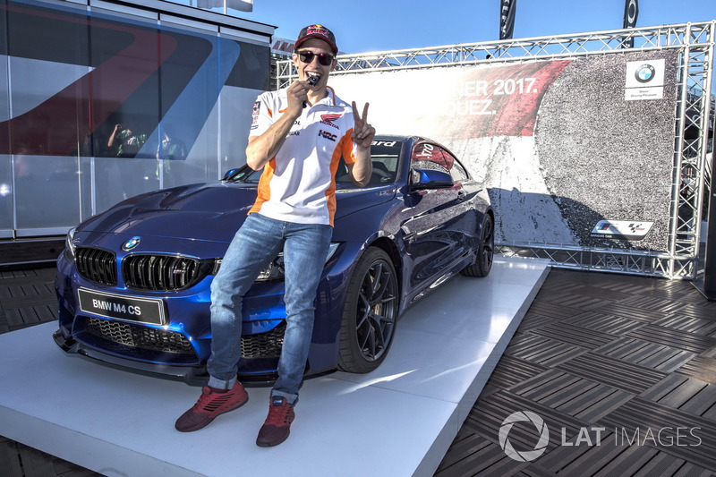 Marc Márquez, Repsol Honda Team, con el trofeo de la pole BMW M