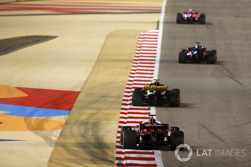 Marcus Ericsson, Sauber C37 Ferrari, segue Carlos Sainz Jr., Renault Sport F1 Team R.S. 18