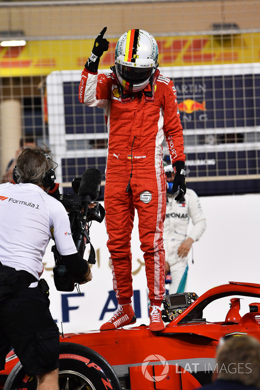 Il poleman Sebastian Vettel, Ferrari SF71H festeggia nel parco chiuso