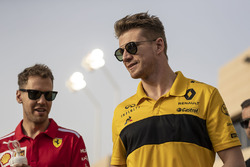 Себастьян Феттель, Ferrari, и Нико Хюлькенберг, Renault Sport F1 Team