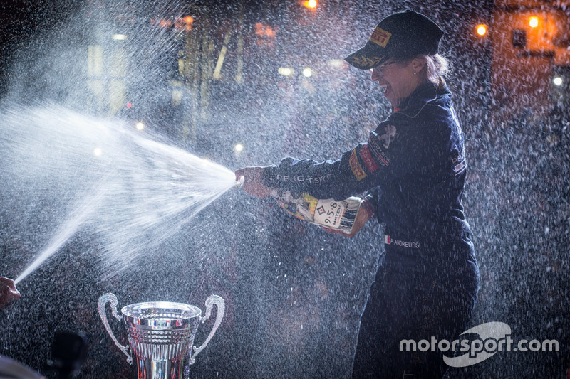 I vincitori Paolo Andreucci, Anna Andreussi, Peugeot Sport Italia, festeggiano con lo champage