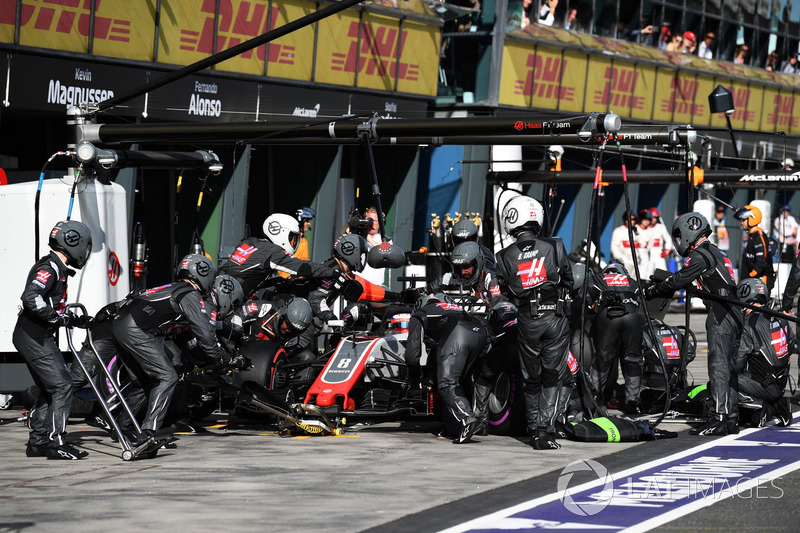 Romain Grosjean, Haas F1 Team VF-18 pit stop