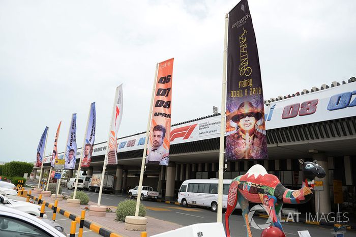 Banderas del GP de Bahrein en el aeropuerto