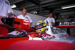 Гонщик McLaren Айртон Сенна и физиотерапевт Йозеф Леберер
