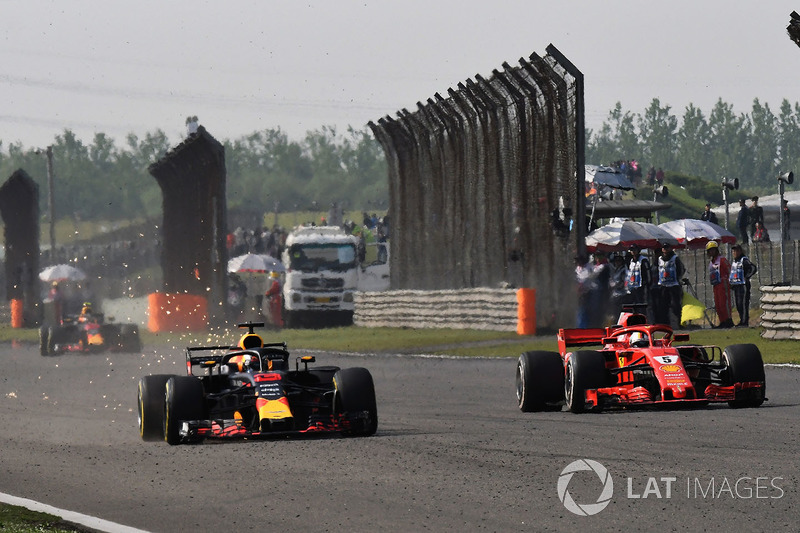 Daniel Ricciardo, Red Bull Racing RB14 lucha con Sebastian Vettel, Ferrari SF71H