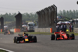Daniel Ricciardo, Red Bull Racing RB14 y Sebastian Vettel, Ferrari SF71H