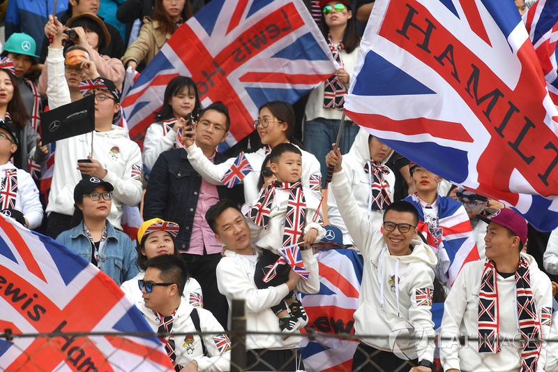 Lewis Hamilton, Mercedes-AMG F1 fans and banners