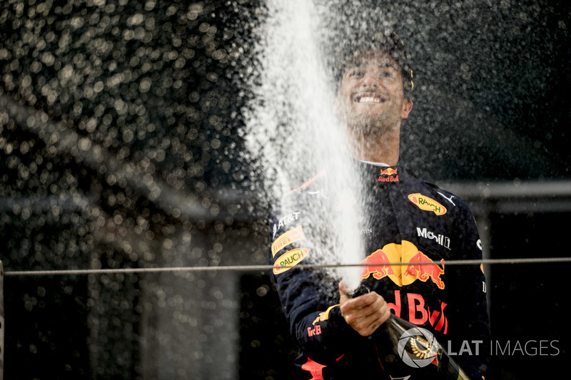 Il vincitore della gara Daniel Ricciardo, Red Bull Racing