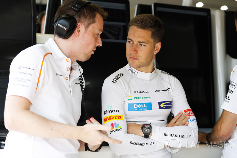 Stoffel Vandoorne, McLaren, talks with an engineer