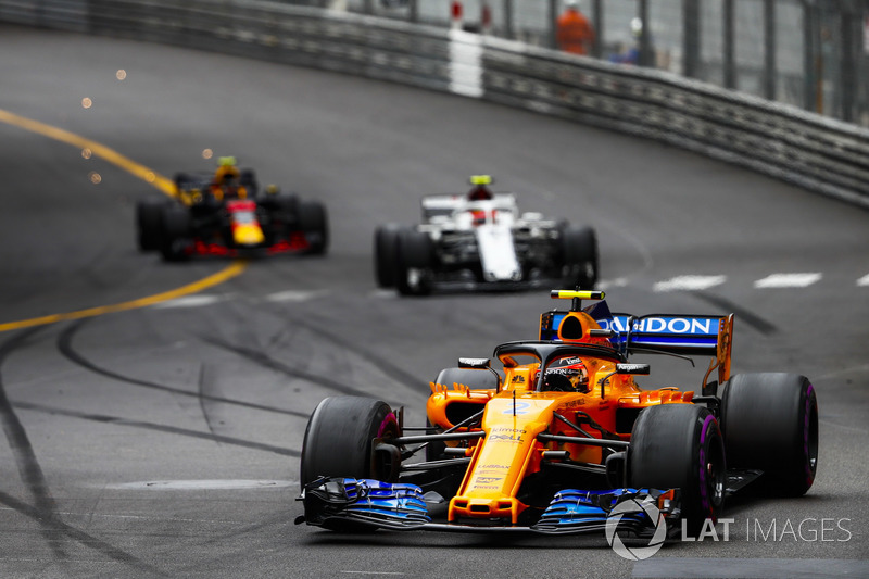 Stoffel Vandoorne, McLaren MCL33, Charles Leclerc, Sauber C37, y Max Verstappen, Red Bull Racing RB14