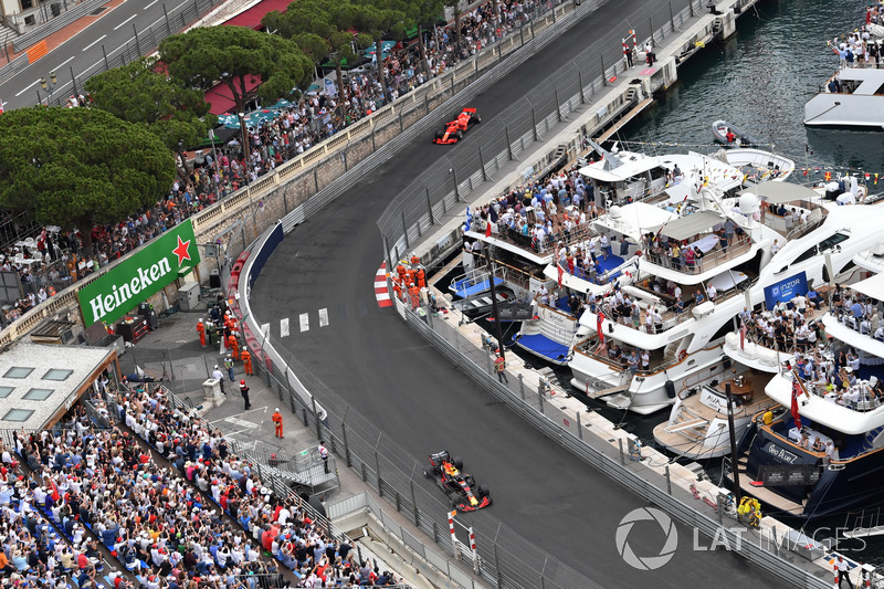 Daniel Ricciardo, Red Bull Racing RB14 y Sebastian Vettel, Ferrari SF71H