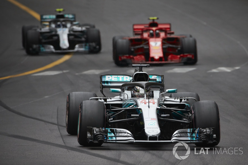 Lewis Hamilton, Mercedes AMG F1 W09, Kimi Raikkonen, Ferrari SF71H, Valtteri Bottas, Mercedes AMG F1 W09
