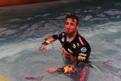 El ganador de la carrera Daniel Ricciardo, Red Bull Racing celebra en la piscina Red Bull Racing Energy Station