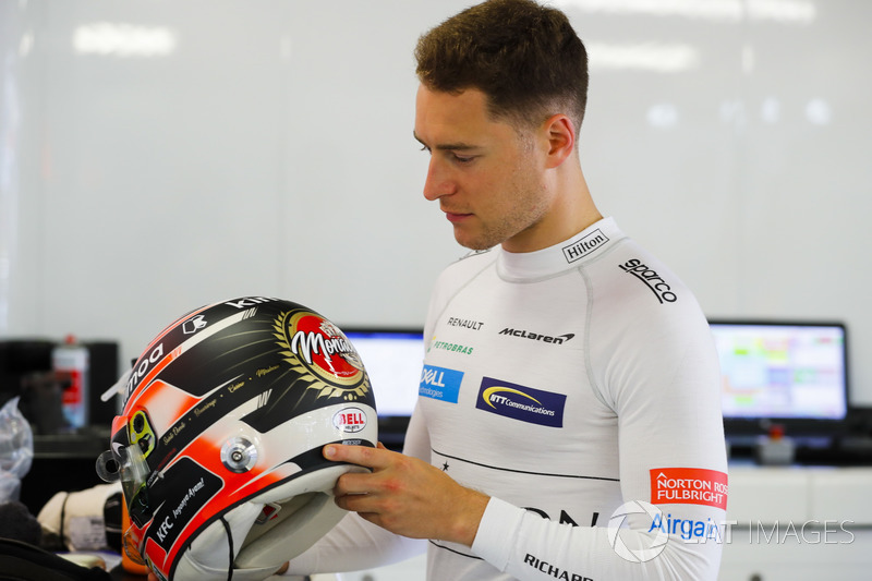 Stoffel Vandoorne, McLaren, revisa su diseño especial de casco
